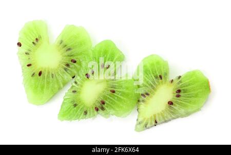 Herzen aus reifen Kiwi auf weißem Hintergrund Stockfoto