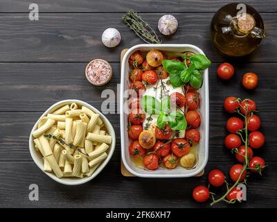 Trending virale Feta gebackene Pasta Rezept aus Kirschtomaten, Feta-Käse, Knoblauch und Kräutern Stockfoto