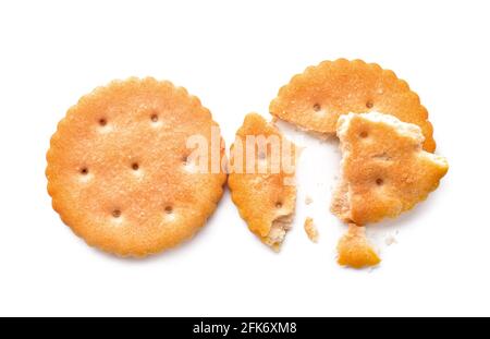 Leckere Cracker auf weißem Hintergrund Stockfoto