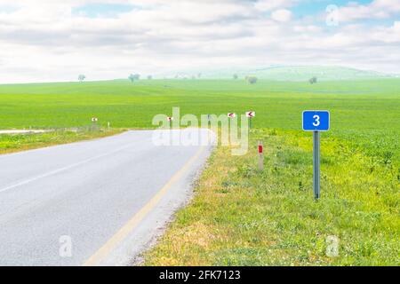 Wegweiser auf der Autobahn Stockfoto