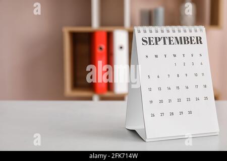 Papier-Kalender im Büro auf den Tisch legen Stockfoto