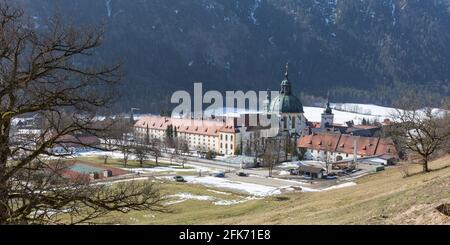 Ettal, Deutschland - 26. Feb 2021: Weitwinkelansicht des Klosters Ettal. Gegründet 1330. Stockfoto