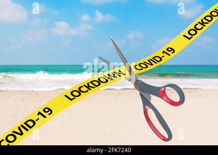 Das Ende des Lockdown-Konzepts. Scheren schneiden Gelbes Band mit COVID-19 Lockdown Zeichen auf einem Ozean Strand Hintergrund. 3d-Rendering Stockfoto