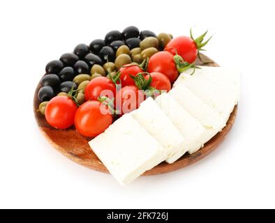 Teller mit schmackhaftem Feta-Käse, Tomaten und Oliven auf weißem Hintergrund Stockfoto