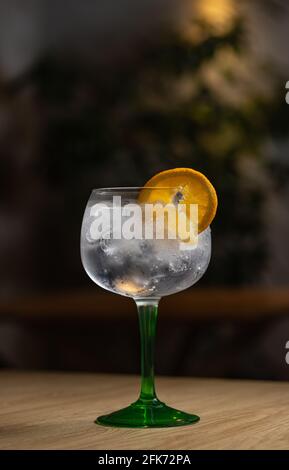 Volles Glas frisches kühles Tonic Water mit orangen Früchten Stockfoto