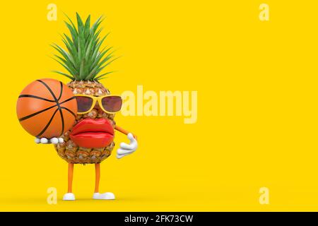 Fun Cartoon Fashion Hipster Schnitt Ananas Person Figur Maskottchen mit Basketball Ball auf einem gelben Hintergrund. 3d-Rendering Stockfoto