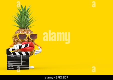 Fun Cartoon Fashion Hipster Cut Ananas Person Charakter Maskottchen mit Film Clapper Board auf einem gelben Hintergrund. 3d-Rendering Stockfoto