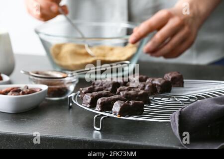 Frau bereitet leckere Schokolade Bonbons in der Küche, Nahaufnahme Stockfoto