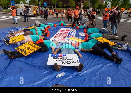 Washington, DC, USA. April 2021. Im Bild: Immigranten mit United We Dream liegen an einer der belebtesten Kreuzungen in Washington march, um ein Ende der Abschiebungen zu fordern. Kredit: Allison C Bailey / Alamy Live Nachrichten Stockfoto