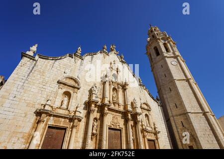 Alcala de Xivert, Spanien.Barockfassade der Kirche San Juan Bautista und 68-Meter-Glockenturm aus dem 17. Jahrhundert. Stockfoto