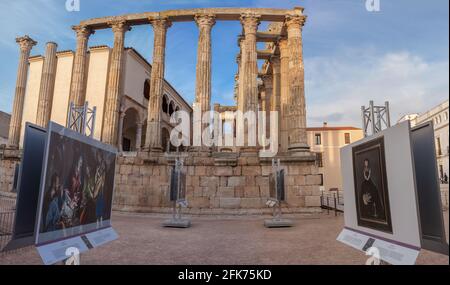 Spanische Gemäldeausstellung im Tempel des Diana Platzes, Merida, Extremadura, Spanien. Am besten erhaltener römischer Tempel in Spanien Stockfoto