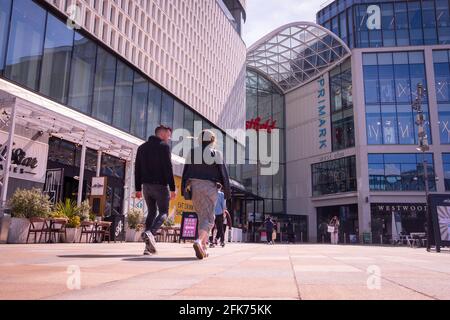 London - April 2021: Westfield Shopping Centre in Shepherds Bush. Großes Einkaufszentrum mit vielen High Street- und Luxusketten. Stockfoto