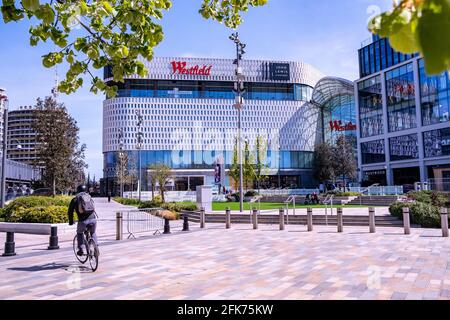 London - April 2021: Westfield Shopping Centre in Shepherds Bush. Großes Einkaufszentrum mit vielen High Street- und Luxusketten. Stockfoto