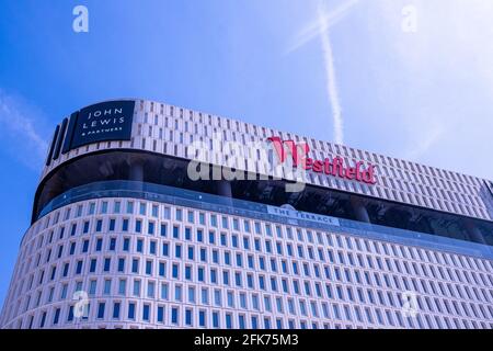 London - April 2021: Westfield Shopping Centre in Shepherds Bush. Großes Einkaufszentrum mit vielen High Street- und Luxusketten. Stockfoto