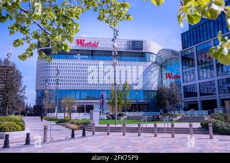 London - April 2021: Westfield Shopping Centre in Shepherds Bush. Großes Einkaufszentrum mit vielen High Street- und Luxusketten. Stockfoto