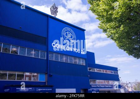 London - April 2021: Loftus Road Stadium, das Heimstadion der Queen Park Rangers Football-Mannschaft in West-London Stockfoto