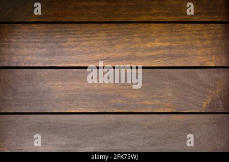 Textur von gebeiztem braunem Holzhintergrund, alten rustikalen Holzplanken auf schwarzem Hintergrund Stockfoto