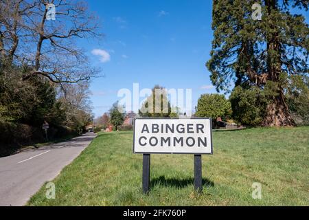 Abinger Common, ein kleines Dorf in einer wunderschönen Waldgegend und offenen Landschaft in der Nähe von Leith Hill in den Surrey Hills, Südostengland. Stockfoto