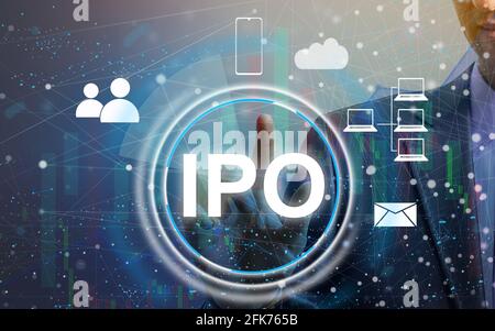Geschäftsmann drückt Taste ipo Initial Public Offering Netzwerk auf Diagramm. Stockfoto