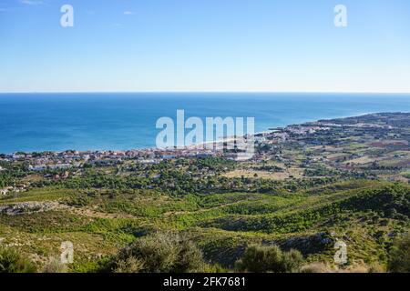 Blick auf die spanische Mittelmeerküste in Alcossebre, Spanien. Grüne und blaue Landschaft. Stockfoto