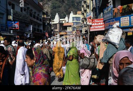 13.03.2010, Haridwar, Uttarakhand, Indien, Asien - Straßenszene mit Massen von Pilgern während des hinduistischen Massenwallfahrtsfestes von Purna Kumbh Mela. Stockfoto