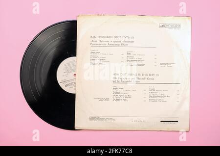 Schallplatte mit der Musik der UdSSR. Album von Alla Pugacheva. Sowjetische Sorte. Plattenfirma 'Melody' 1981. Seite B des Datensatzes in einer Papiertasche. Stockfoto