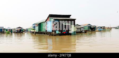 Ein schwimmendes Dorf am Tonle SAP See in der Nähe von Siem Reap in Kambodscha. Stockfoto