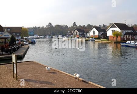 Blick auf den River Bure flussabwärts der Wroxham Bridge auf den Norfolk Broads in Hoveton, Norfolk, England, Großbritannien. Stockfoto