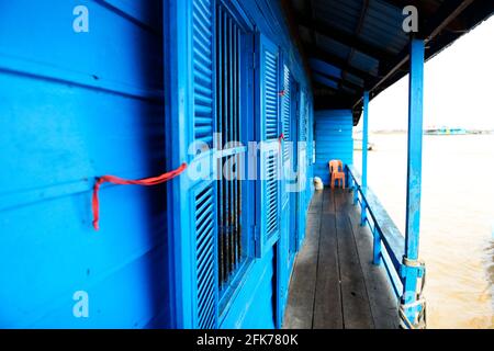 Eine schwimmende Grundschule am Tonle SAP See in Kambodscha. Stockfoto