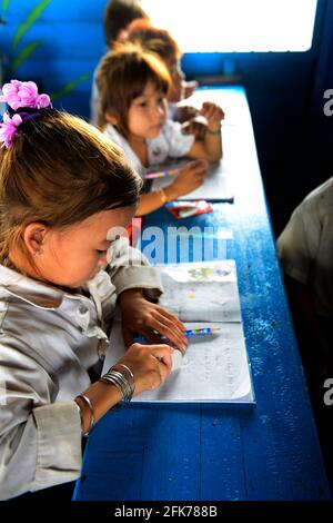 Eine schwimmende Grundschule am Tonle SAP See in Kambodscha. Stockfoto