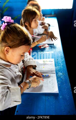 Eine schwimmende Grundschule am Tonle SAP See in Kambodscha. Stockfoto