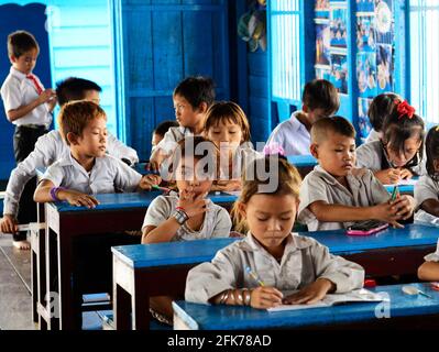 Eine schwimmende Grundschule am Tonle SAP See in Kambodscha. Stockfoto