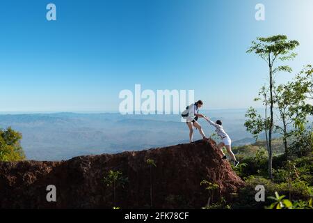 Eine Gruppe asiatischer Hipster-Frauen, die in den Bergen wandern Stockfoto