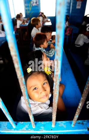 Eine schwimmende Grundschule am Tonle SAP See in Kambodscha. Stockfoto