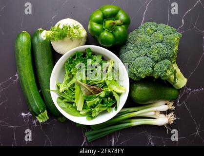 Draufsicht auf grünes gesundes Gemüse Stockfoto