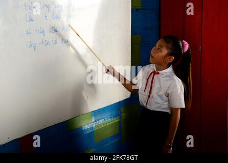 Eine schwimmende Grundschule am Tonle SAP See in Kambodscha. Stockfoto