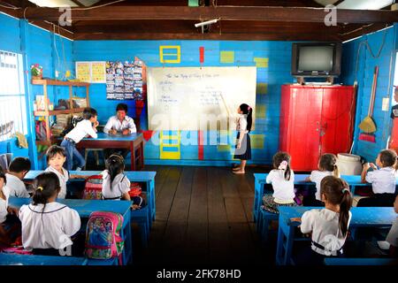 Eine schwimmende Grundschule am Tonle SAP See in Kambodscha. Stockfoto