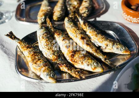 Traditionelle portugiesische gegrillte Sardinen auf der Metallplatte. Stockfoto