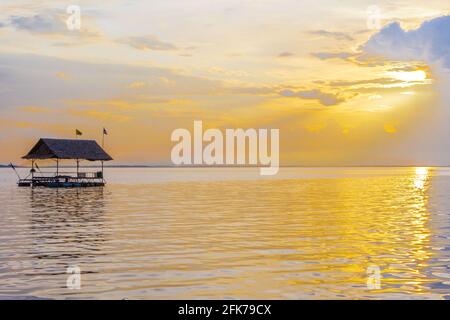 Schwimmende Haus auf dem Damm mit Sonnenuntergang Hintergrund Stockfoto