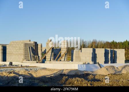 Baustelle eines Privathauses. Unfertiges Haus aus Blähton-Betonblöcken. Bau eines Hauses mit eigenen Händen. Stockfoto