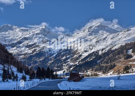 Winter, Frühling, Schnee, Tiefschnee, verneit, Zugeschneit, Schneehöhe, Felbertauern, Nationalpark, hohe Tauern, Matreier Tauernhaus, Zaun, Holzzau Stockfoto