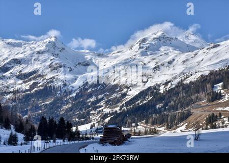 Winter, Frühling, Schnee, Tiefschnee, verneit, Zugeschneit, Schneehöhe, Felbertauern, Nationalpark, hohe Tauern, Matreier Tauernhaus, Zaun, Holzzau Stockfoto