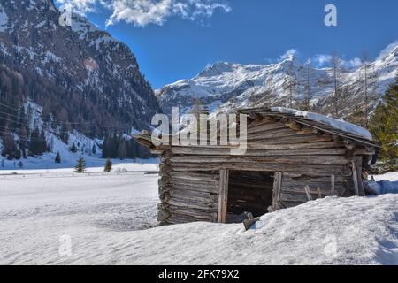 Winter, Frühling, Schnee, Hütte, Holzhütte, Almhütte, Scheune, eingekürzt, drückt, Schneelast, Baufällig, Tiefschnee, verschneit, zugeschneit, schn Stockfoto