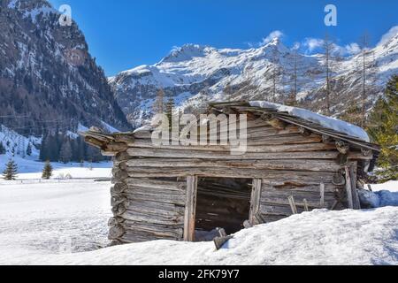 Winter, Frühling, Schnee, Hütte, Holzhütte, Almhütte, Scheune, eingekürzt, drückt, Schneelast, Baufällig, Tiefschnee, verschneit, zugeschneit, schn Stockfoto