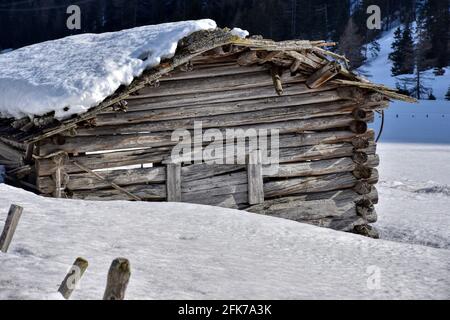 Winter, Frühling, Schnee, Hütte, Holzhütte, Almhütte, Scheune, eingekürzt, drückt, Schneelast, Baufällig, Tiefschnee, verschneit, zugeschneit, schn Stockfoto