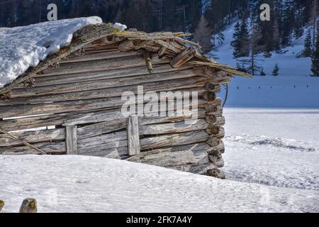 Winter, Frühling, Schnee, Hütte, Holzhütte, Almhütte, Scheune, eingekürzt, drückt, Schneelast, Baufällig, Tiefschnee, verschneit, zugeschneit, schn Stockfoto