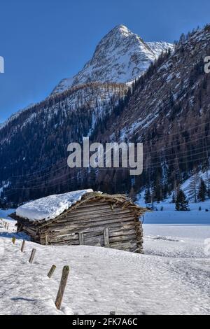 Winter, Frühling, Schnee, Hütte, Holzhütte, Almhütte, Scheune, eingekürzt, drückt, Schneelast, Baufällig, Tiefschnee, verschneit, zugeschneit, schn Stockfoto