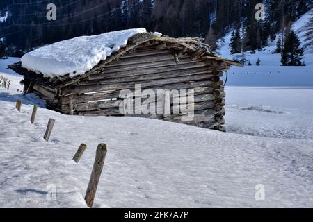 Winter, Frühling, Schnee, Hütte, Holzhütte, Almhütte, Scheune, eingekürzt, drückt, Schneelast, Baufällig, Tiefschnee, verschneit, zugeschneit, schn Stockfoto