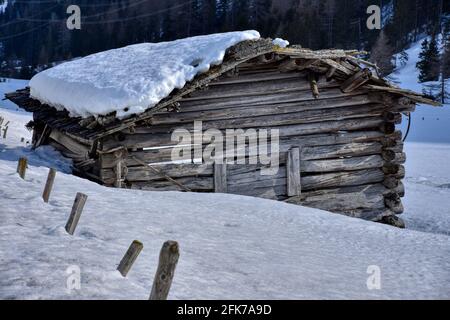 Winter, Frühling, Schnee, Hütte, Holzhütte, Almhütte, Scheune, eingekürzt, drückt, Schneelast, Baufällig, Tiefschnee, verschneit, zugeschneit, schn Stockfoto