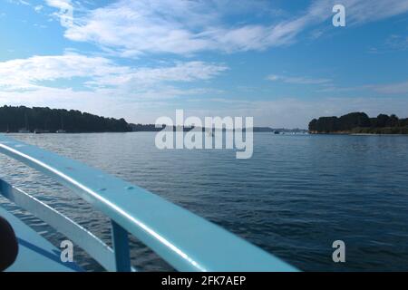 Der Golfplatz Morbihan öffnet sich vor uns, wir sind an einem schönen Tag auf der Fähre, der Himmel ist blau, das Meer ist ruhig. Stockfoto